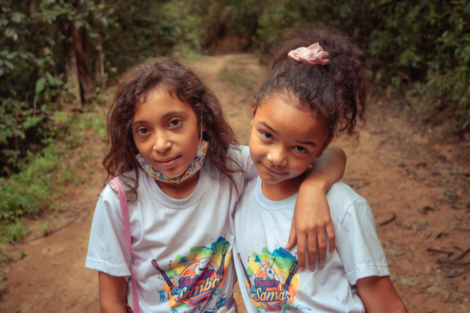 Retrato próximo de criança sorridente, projeto Viajando no Samba