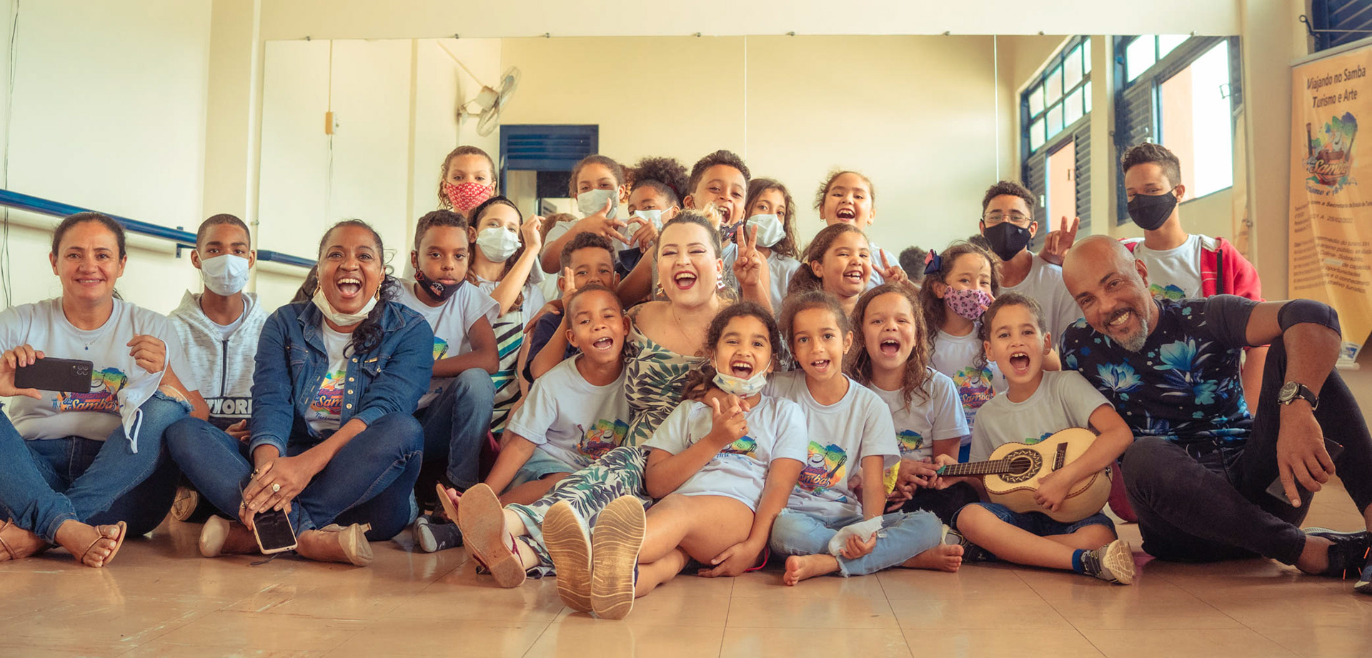 Grupo reunido em foto ampla do projeto Viajando no Samba